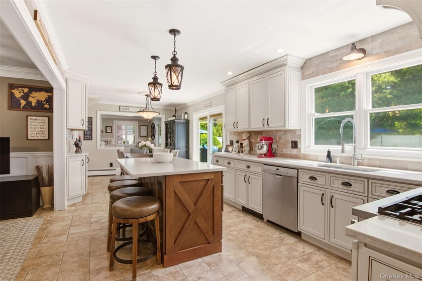 Beautifully renovated &amp; expanded Colonial offering the perfect - photo 8
