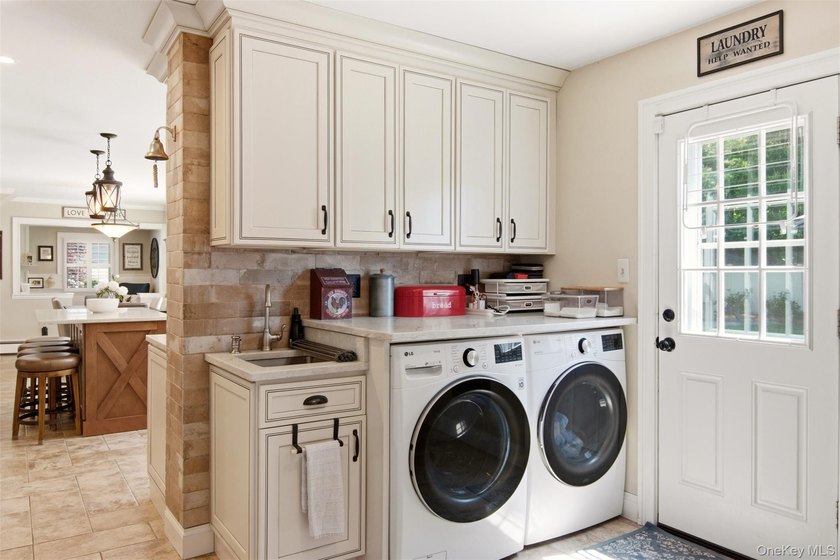 Beautifully renovated &amp; expanded Colonial offering the perfect - photo 10