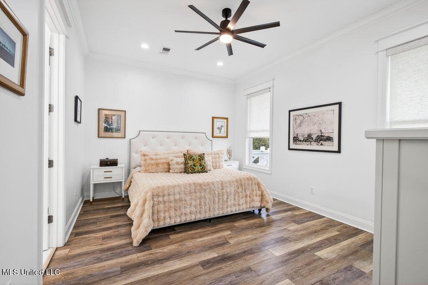 Beautiful custom-built coastal cottage just a short walk to the - photo 16