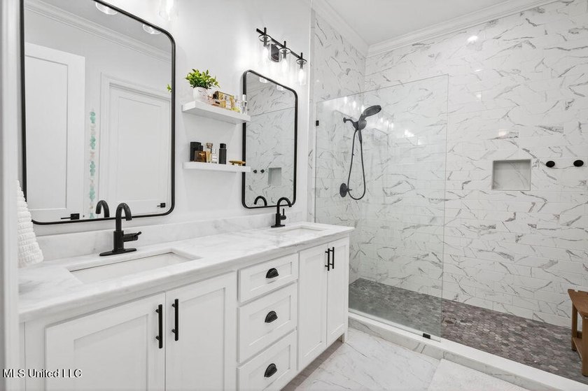 Beautiful custom-built coastal cottage just a short walk to the - photo 17