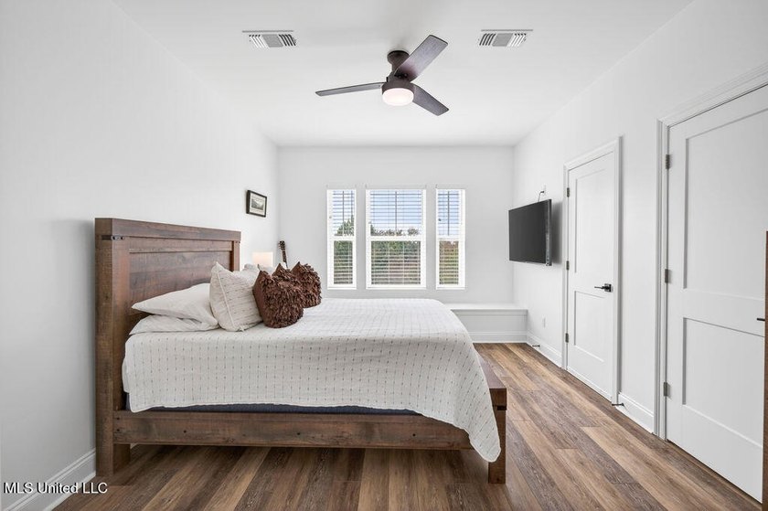 Beautiful custom-built coastal cottage just a short walk to the - photo 25