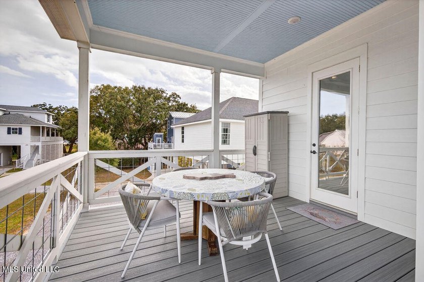 Beautiful custom-built coastal cottage just a short walk to the - photo 29