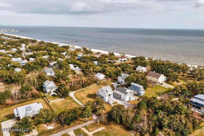 Beautiful custom-built coastal cottage just a short walk to the - photo 33