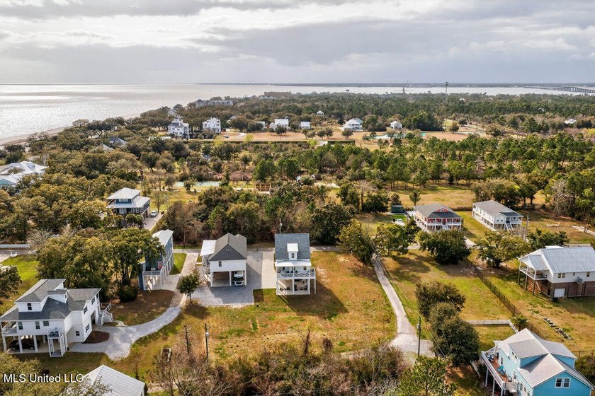Beautiful custom-built coastal cottage just a short walk to the - photo 34