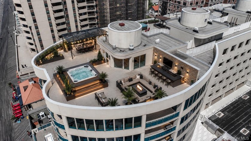Experience penthouse living at its finest in one of Long Beach's - photo 3