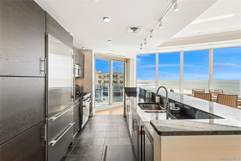 Experience penthouse living at its finest in one of Long Beach's - photo 10