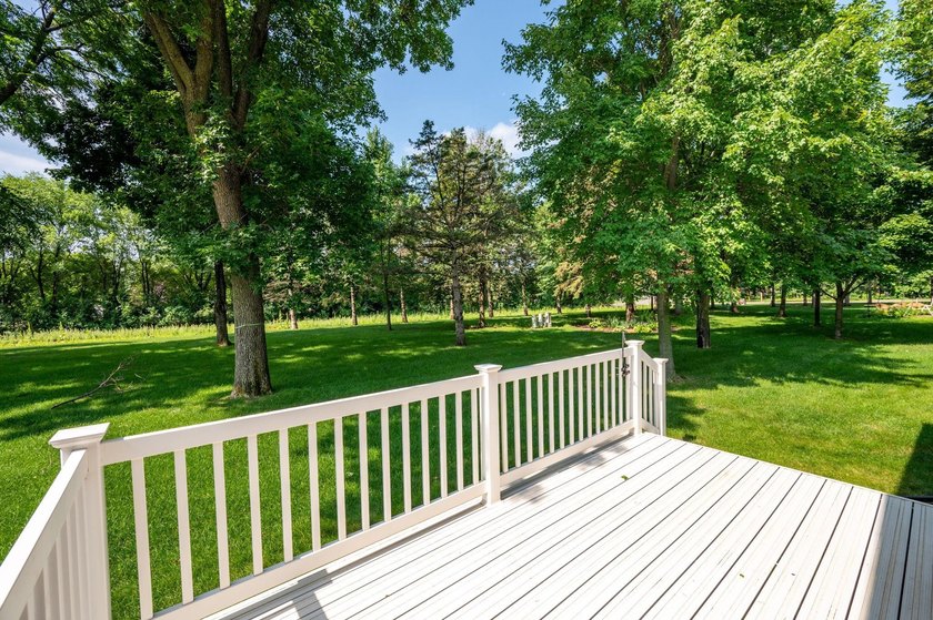 Welcome home to this thoughtfully designed one-level living - photo 4