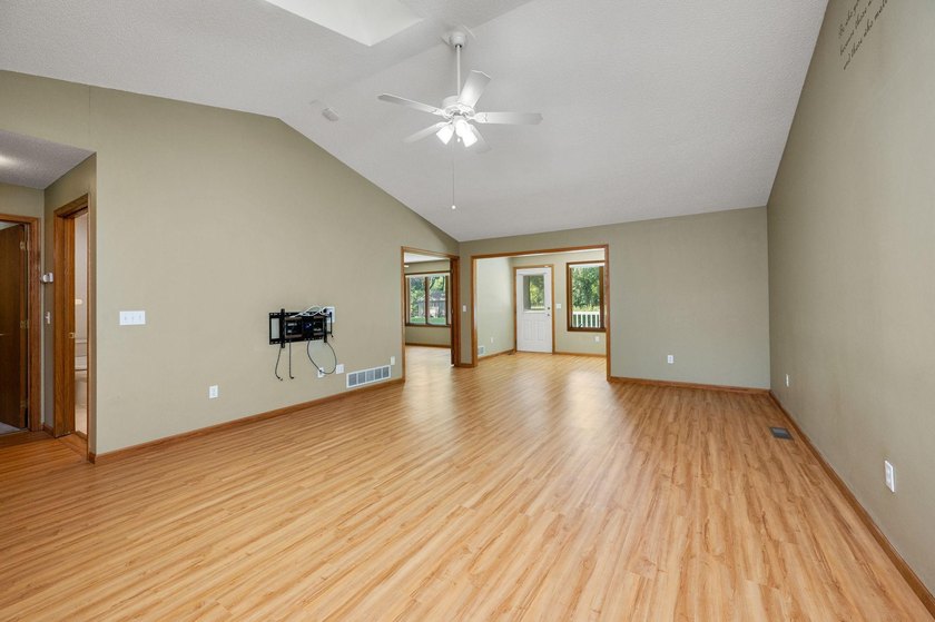 Welcome home to this thoughtfully designed one-level living - photo 7