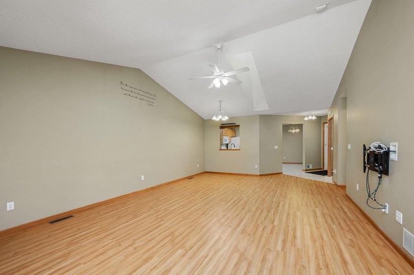 Welcome home to this thoughtfully designed one-level living - photo 9