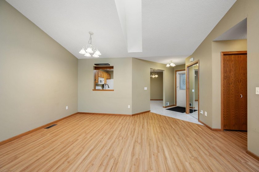 Welcome home to this thoughtfully designed one-level living - photo 10