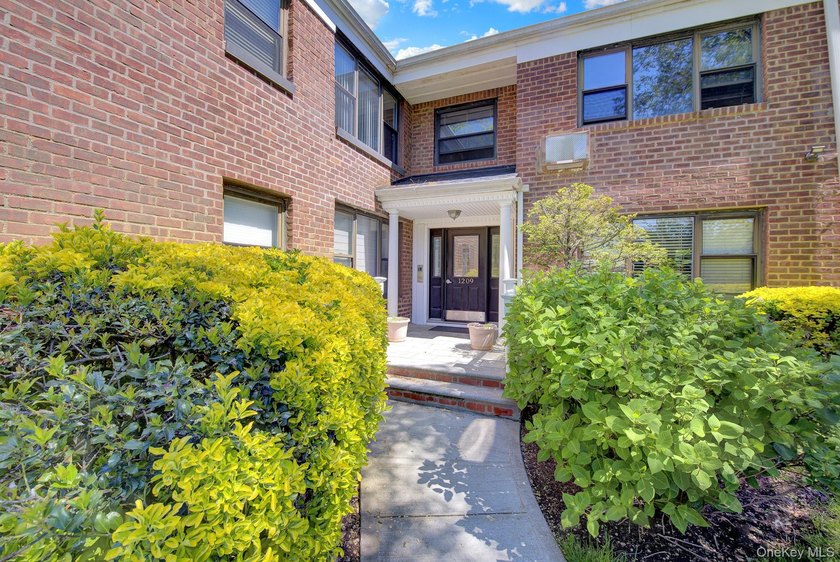 Don't miss this beautifully fully renovated 2-bedroom, 1-bath - photo 4