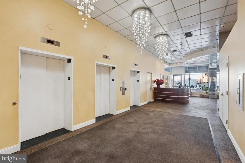 Welcome to the Grandview Condominium! This is one of Chinatown's - photo 23