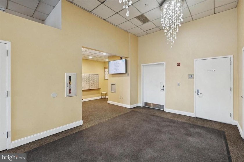 Welcome to the Grandview Condominium! This is one of Chinatown's - photo 24