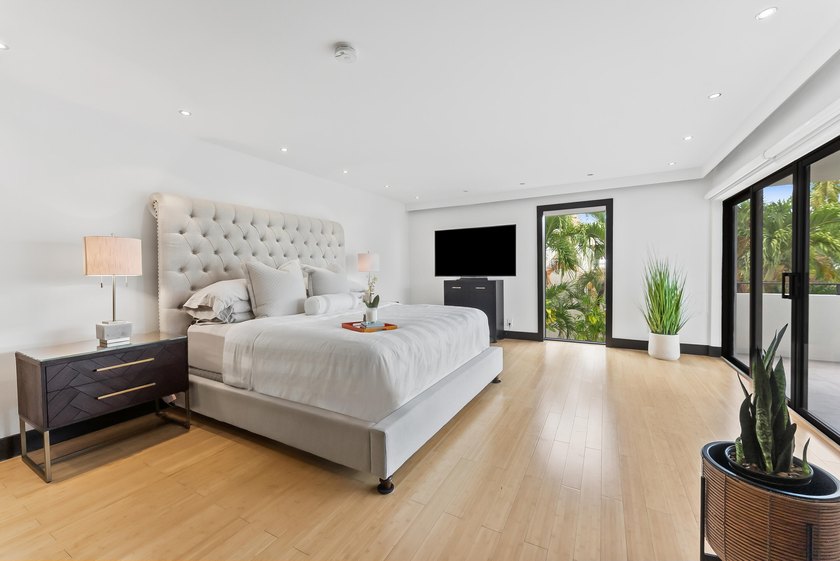 Experience the pinnacle of waterfront luxury in this exquisite - photo 25
