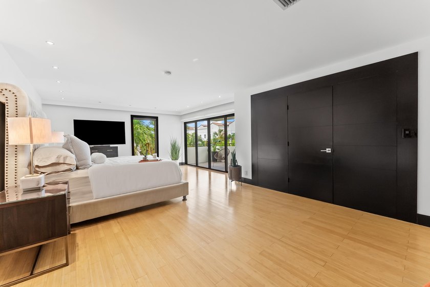 Experience the pinnacle of waterfront luxury in this exquisite - photo 26