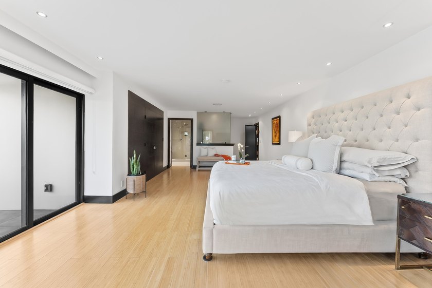 Experience the pinnacle of waterfront luxury in this exquisite - photo 28