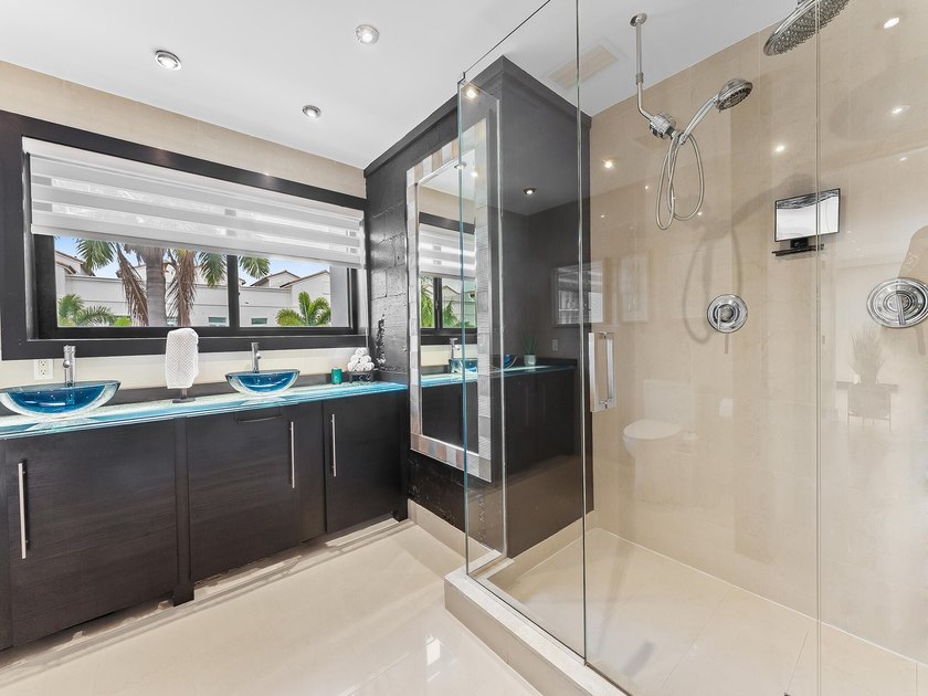 Experience the pinnacle of waterfront luxury in this exquisite - photo 30