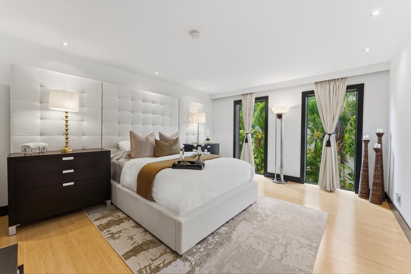 Experience the pinnacle of waterfront luxury in this exquisite - photo 33