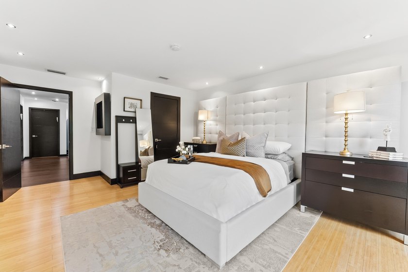 Experience the pinnacle of waterfront luxury in this exquisite - photo 34