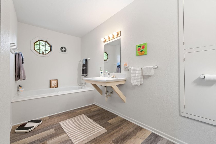 Charming and well-maintained 1,024sqft 3-bedroom, 2.5-bath ranch - photo 11
