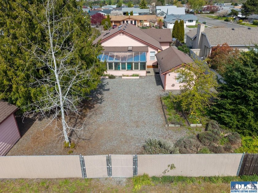 This 3 bed, 3 bath beautifully maintained home has it all! Close - photo 33