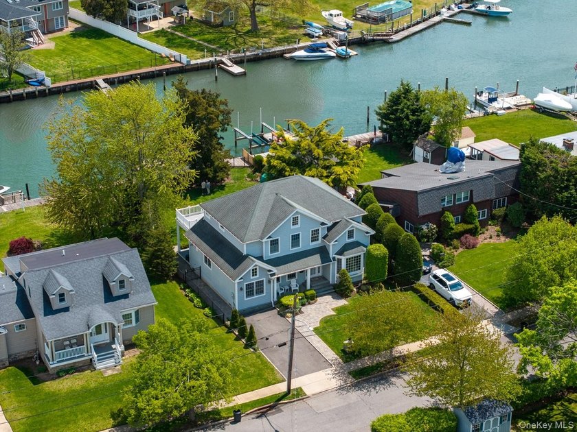 Nassau Shores waterfront living at its finest. Built in 2009 - photo 2