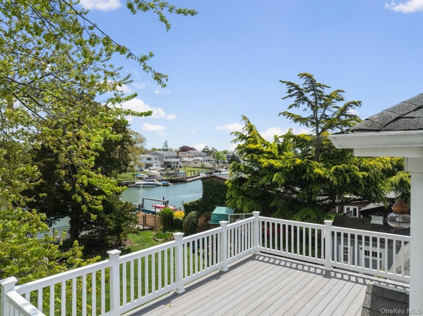 Nassau Shores waterfront living at its finest. Built in 2009 - photo 3