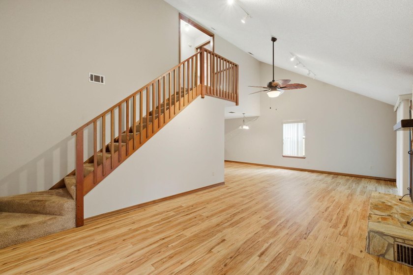 FABULOUS OPPORTUNITY TO LIVE IN A WATERFRONT COMMUNITY! Welcome - photo 5