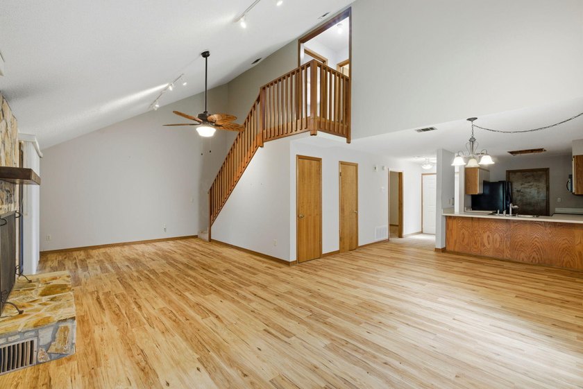 FABULOUS OPPORTUNITY TO LIVE IN A WATERFRONT COMMUNITY! Welcome - photo 6