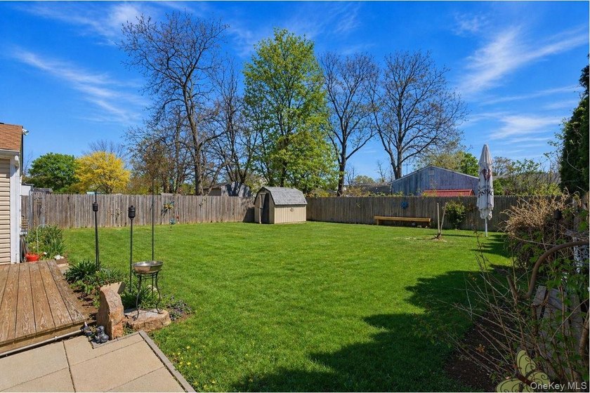 Welcome to this beautiful Colonial located at 1433 Manatuck Blvd - photo 27