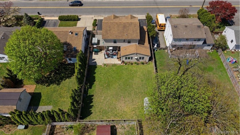 Welcome to this beautiful Colonial located at 1433 Manatuck Blvd - photo 32