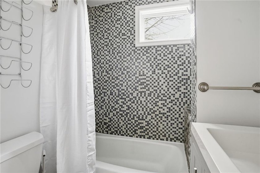 Private first-floor residence in the rear building at 48 1/2 - photo 22