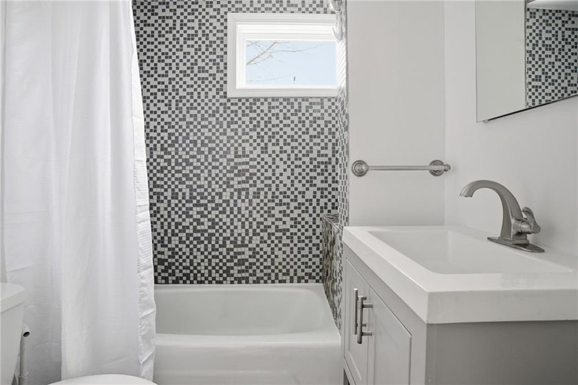 Private first-floor residence in the rear building at 48 1/2 - photo 23
