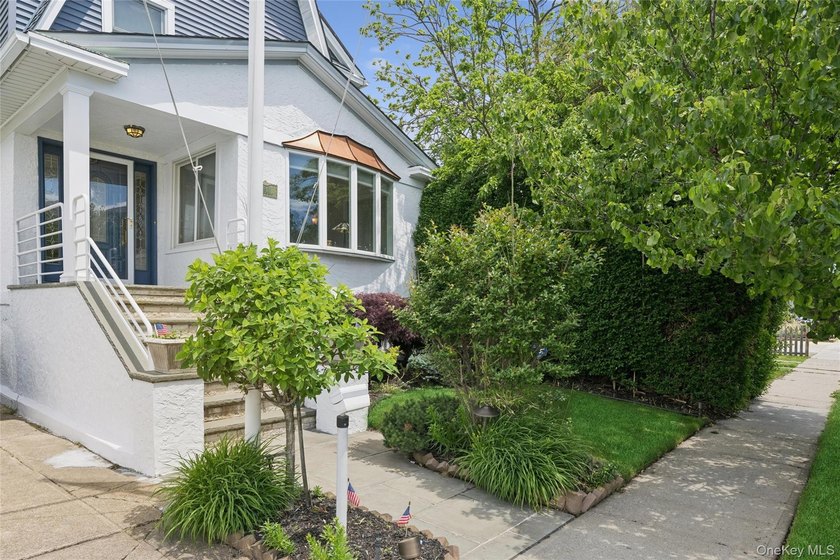 Spacious and beautifully maintained 3-bedroom, 2.5-bath home - photo 2