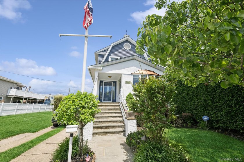 Spacious and beautifully maintained 3-bedroom, 2.5-bath home - photo 3