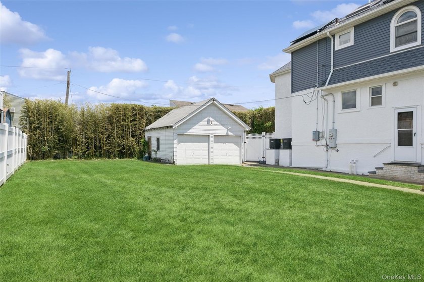 Spacious and beautifully maintained 3-bedroom, 2.5-bath home - photo 4