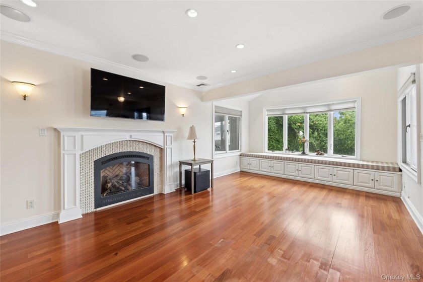 Spacious and beautifully maintained 3-bedroom, 2.5-bath home - photo 7
