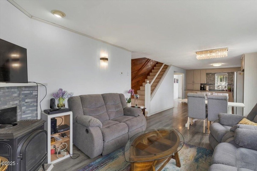 Welcome to your coastal retreat! Beautiful ocean view home just - photo 7