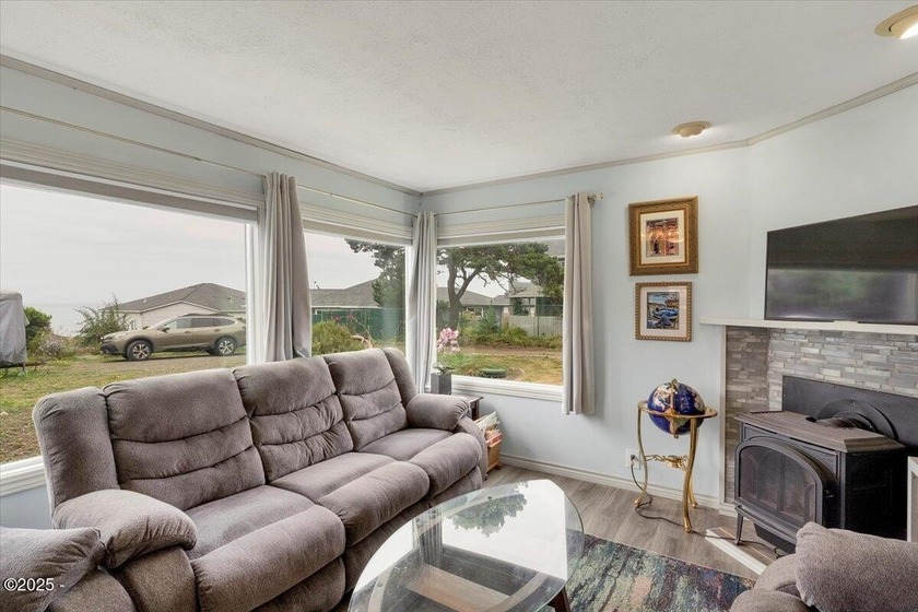 Welcome to your coastal retreat! Beautiful ocean view home just - photo 8