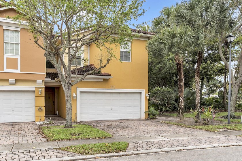 This beautifully maintained 3-bedroom, 2-bathroom end-unit - photo 2