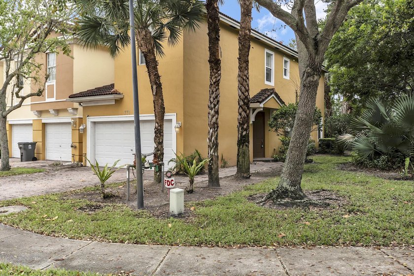This beautifully maintained 3-bedroom, 2-bathroom end-unit - photo 3