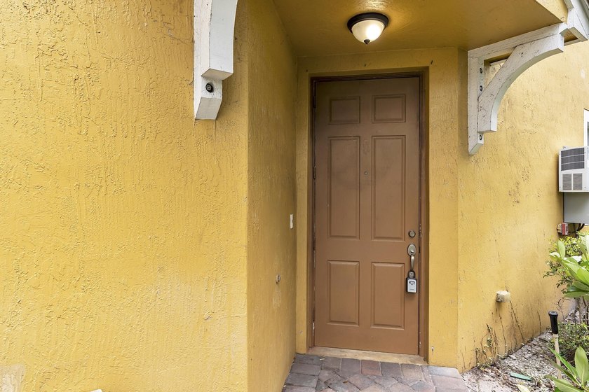 This beautifully maintained 3-bedroom, 2-bathroom end-unit - photo 4