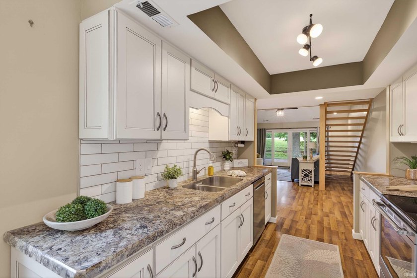 GATED. RELAXING. EASY-LIVINGe enjoy lake life in this recently - photo 15