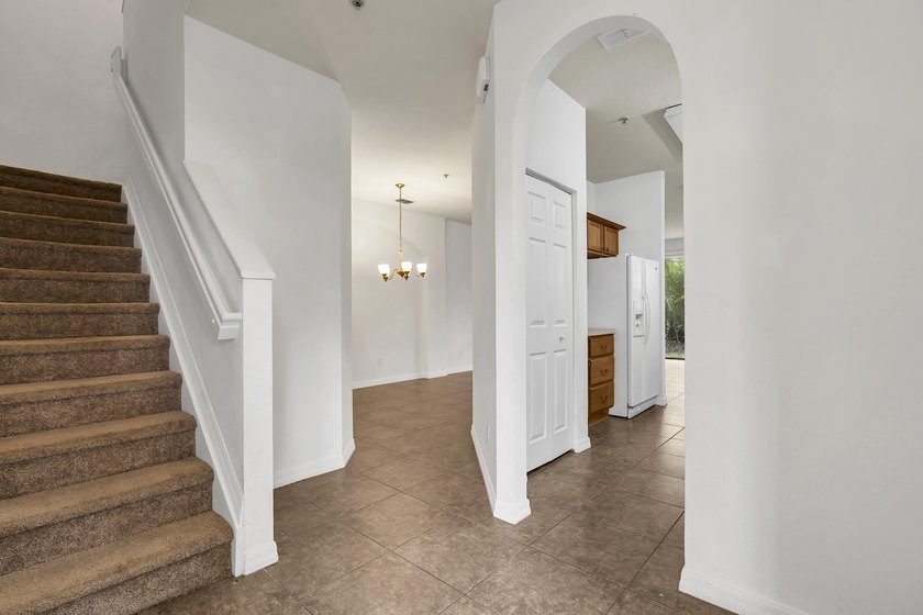 This beautifully maintained 3-bedroom, 2-bathroom end-unit - photo 5