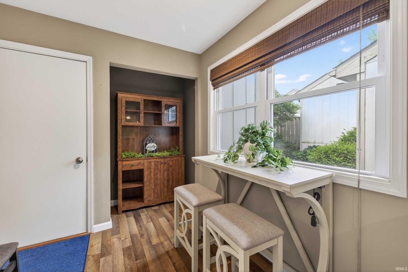 GATED. RELAXING. EASY-LIVINGe enjoy lake life in this recently - photo 16