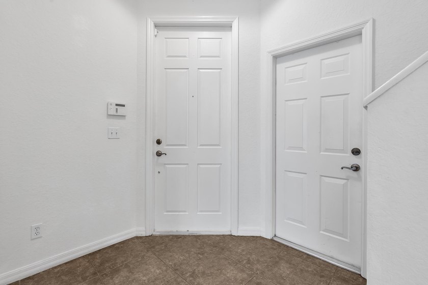 This beautifully maintained 3-bedroom, 2-bathroom end-unit - photo 6