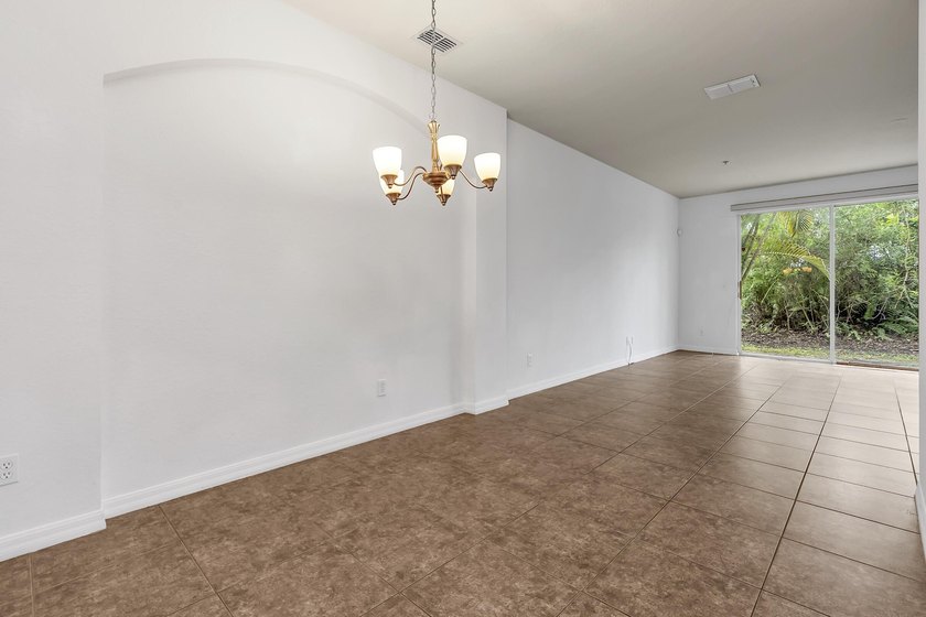 This beautifully maintained 3-bedroom, 2-bathroom end-unit - photo 8