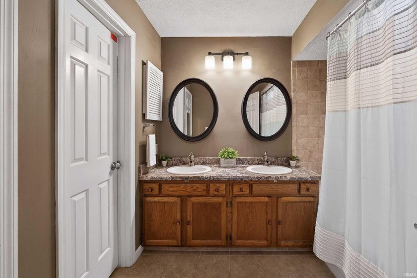 GATED. RELAXING. EASY-LIVINGe enjoy lake life in this recently - photo 20