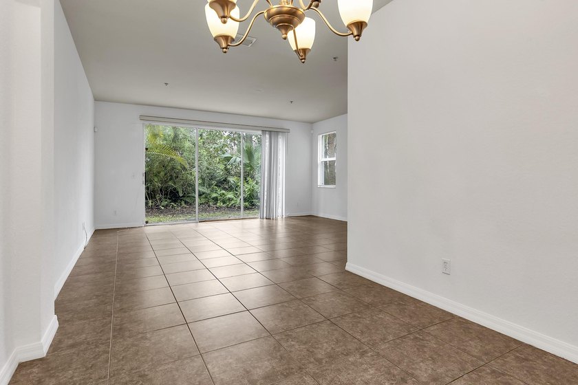 This beautifully maintained 3-bedroom, 2-bathroom end-unit - photo 10
