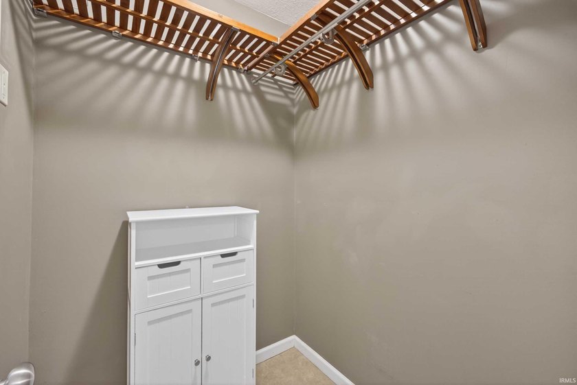 GATED. RELAXING. EASY-LIVINGe enjoy lake life in this recently - photo 22